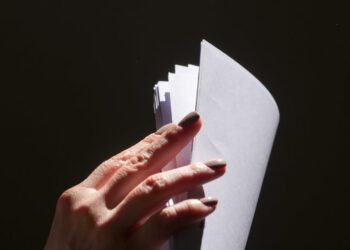 Frauenhand mit Briefpapier