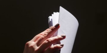 Frauenhand mit Briefpapier