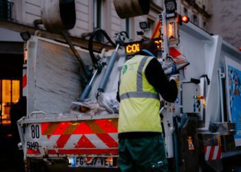 Arbeiter auf Müllwagen