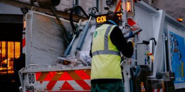 Arbeiter auf Müllwagen