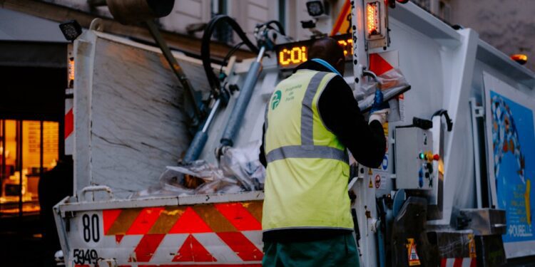 Arbeiter auf Müllwagen