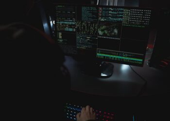 Programmierer vor mehreren Bildschirmen