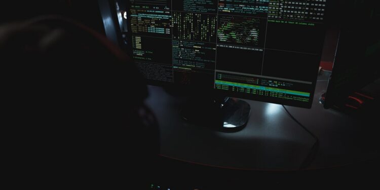 Programmierer vor mehreren Bildschirmen