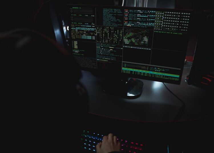 Programmierer vor mehreren Bildschirmen