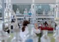 Chemikerin bei der Arbeit
