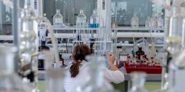 Chemikerin bei der Arbeit