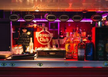 Bar mit Havana Club im Angebot