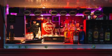 Bar mit Havana Club im Angebot