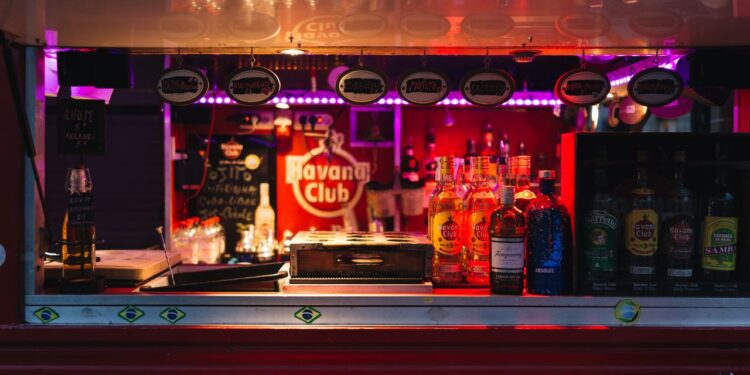 Bar mit Havana Club im Angebot