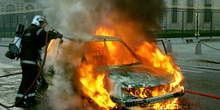 Feuerwehrmann löscht brennendes Auto