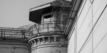 Gefängnismauer in schwarz-weiß