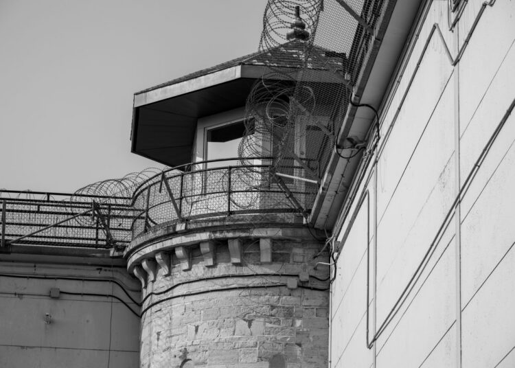 Gefängnismauer in schwarz-weiß