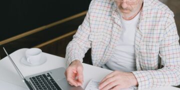 Älterer Mann am Laptop