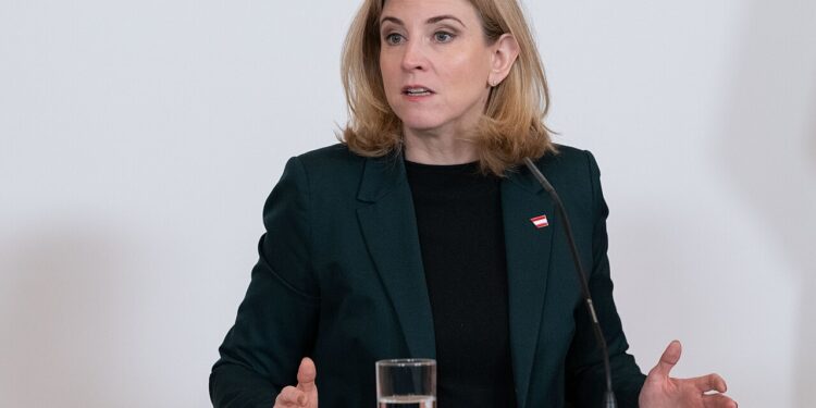 Die Außenministerin muss sich „Beate Völkermord-Reiniger“ gefallen lassen
