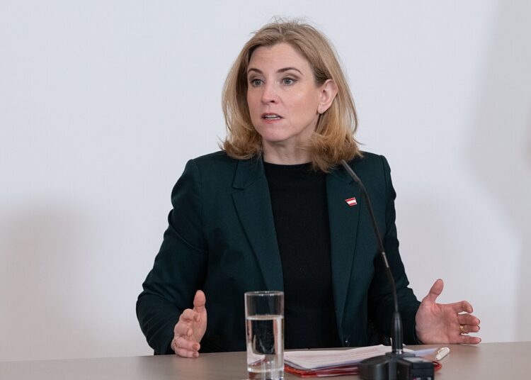 Die Außenministerin muss sich „Beate Völkermord-Reiniger“ gefallen lassen