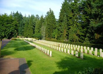 Faschistische Schmierereien auf sowjetischem Ehrenfriedhof in Leusden
