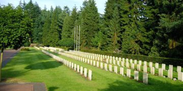 Faschistische Schmierereien auf sowjetischem Ehrenfriedhof in Leusden