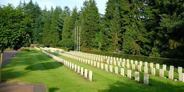 Faschistische Schmierereien auf sowjetischem Ehrenfriedhof in Leusden