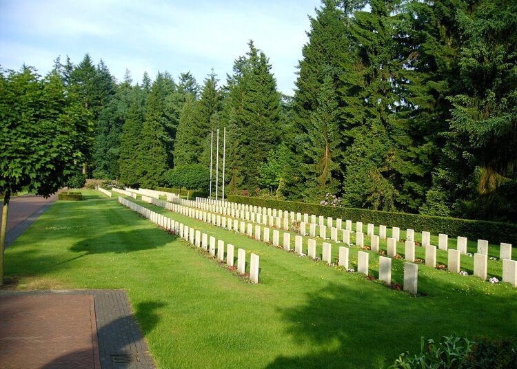 Faschistische Schmierereien auf sowjetischem Ehrenfriedhof in Leusden