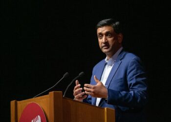 Ro Khanna bei einer Rede