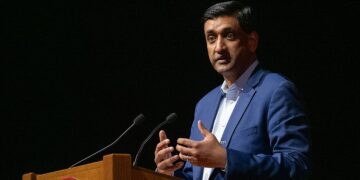 Ro Khanna bei einer Rede