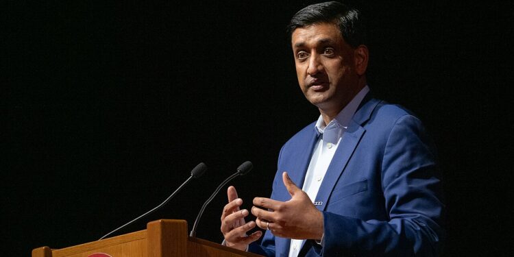 Ro Khanna bei einer Rede