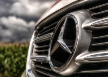 Mercedes-Benz: Waffen gegen die Völker und eine Yacht für die Superreichen