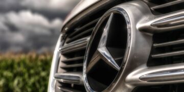 Mercedes-Benz: Waffen gegen die Völker und eine Yacht für die Superreichen