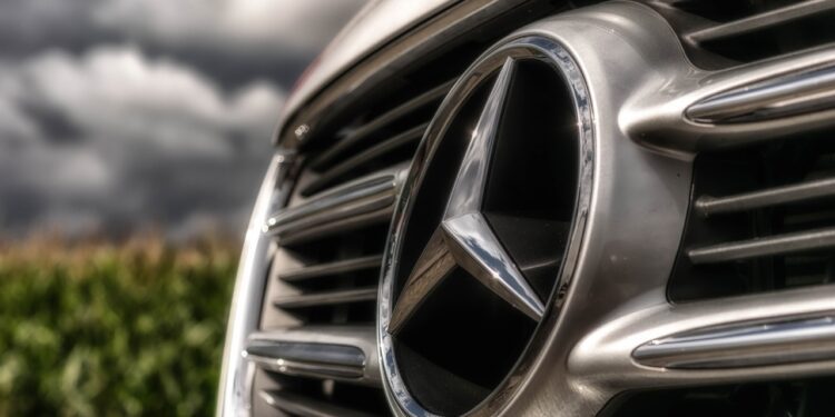 Mercedes-Benz: Waffen gegen die Völker und eine Yacht für die Superreichen