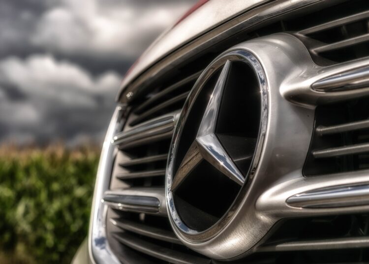 Mercedes-Benz: Waffen gegen die Völker und eine Yacht für die Superreichen