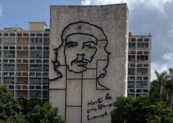 Mitglieder der Jugendfront erreichen im Rahmen der Solidaritätsbrigade „José Martí“ Kuba