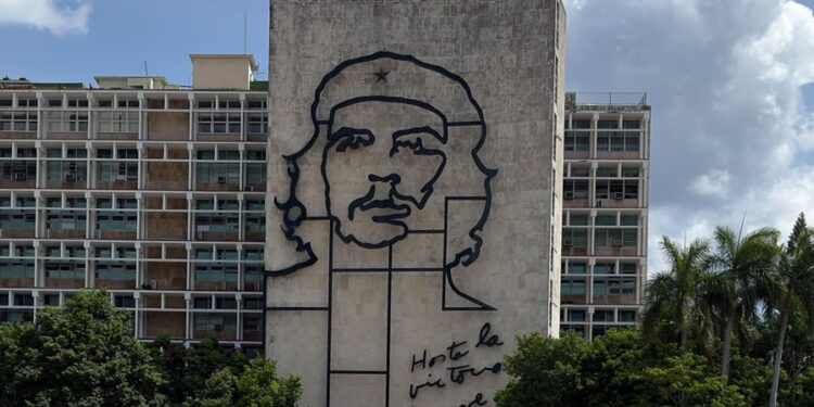 Mitglieder der Jugendfront erreichen im Rahmen der Solidaritätsbrigade „José Martí“ Kuba