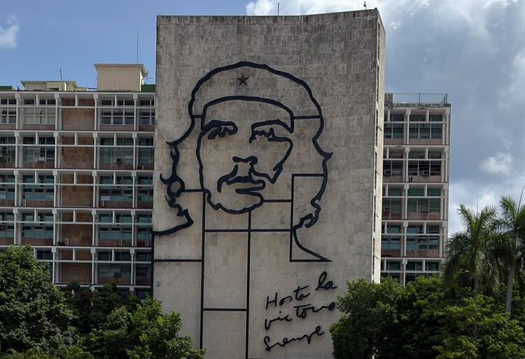 Mitglieder der Jugendfront erreichen im Rahmen der Solidaritätsbrigade „José Martí“ Kuba