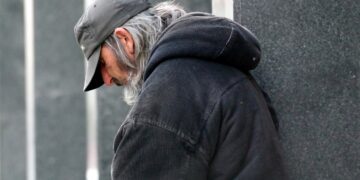 Pfandflaschensammler auf dem Gleis gestorben: Tragödie, individuelles Versagen oder systembedingter Tod?