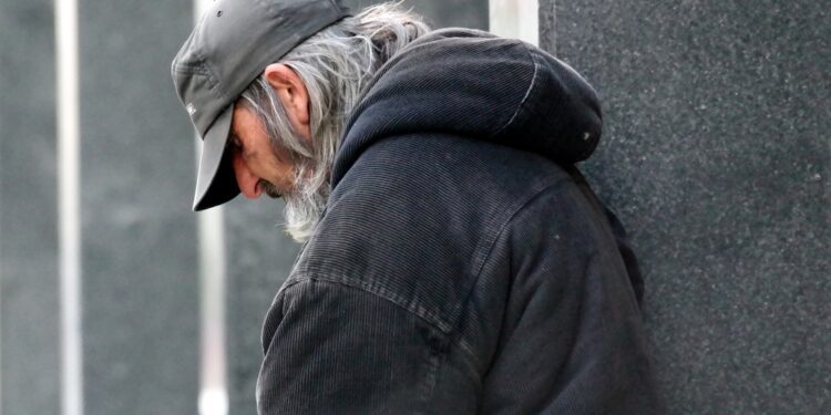 Pfandflaschensammler auf dem Gleis gestorben: Tragödie, individuelles Versagen oder systembedingter Tod?