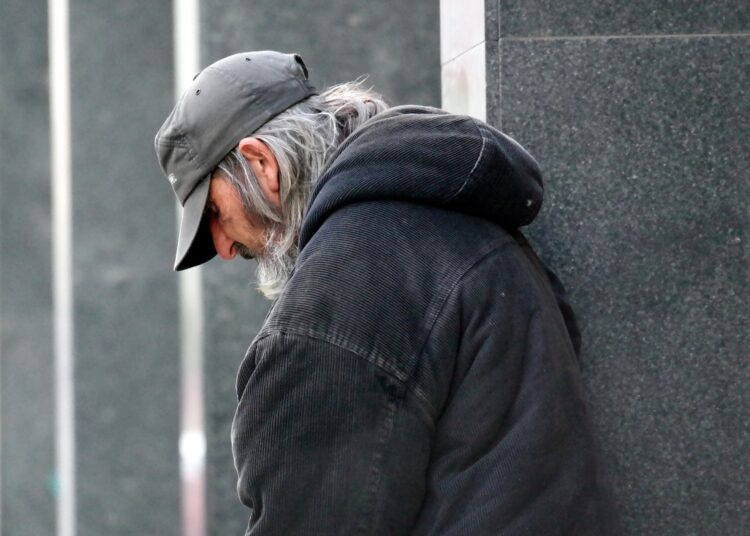 Pfandflaschensammler auf dem Gleis gestorben: Tragödie, individuelles Versagen oder systembedingter Tod?