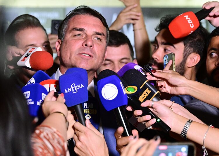 Brasilien: Ermittlungen gegen Flávio Bolsonaro kurz vor Präsidentschaftswahl