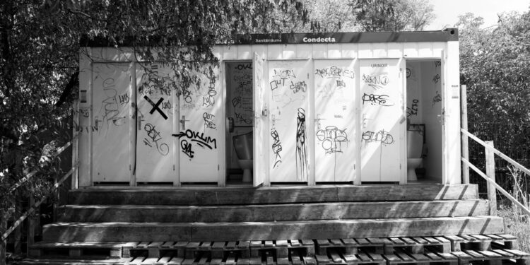 Fehlende WCs verzögern Beatpatrol-Festival um mehrere Stunden