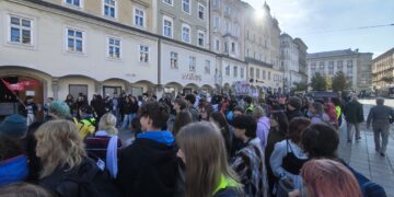 Trotz Repression: Tausende Schülerinnen und Schüler streiken gegen Kopftuchverbot