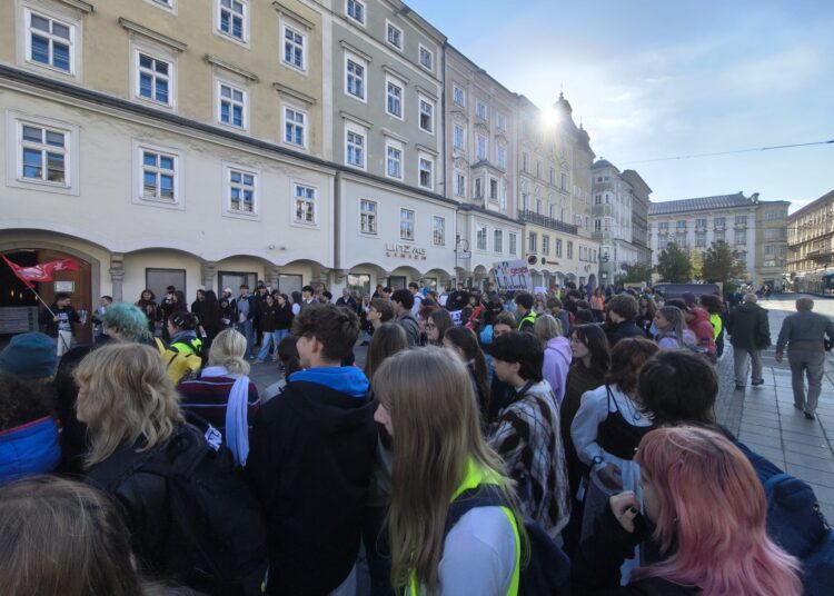 Trotz Repression: Tausende Schülerinnen und Schüler streiken gegen Kopftuchverbot