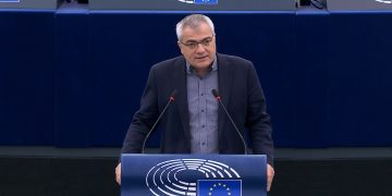 KKE stellt Anfrage zu Antikommunismus in Usbekistan, Aserbaidschan und Kasachstan