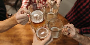 Brau Union erhöht Bierpreise: Prost, die Arbeiter sind schon wieder zu teuer!