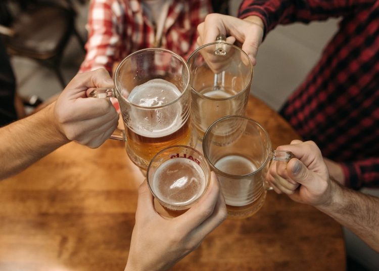 Brau Union erhöht Bierpreise: Prost, die Arbeiter sind schon wieder zu teuer!