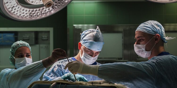 Neue Studie bestätigt: Wer zahlt, wird früher operiert